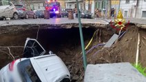 Tragedia sfiorata a Napoli, voragine in strada al Vomero inghiotte due auto