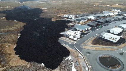 3 ayda 3 kez patlayan yanardağın lav tabakası kasabaya zarar verdi