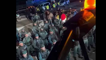 Guardias civiles impiden la salida de algunos tractores en desguaces Latorre.