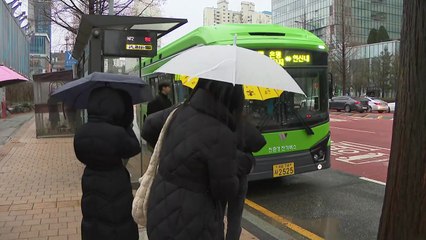 [날씨] 퇴근길 서울에 진눈깨비, 밤사이 함박눈...내일까지 빙판길 주의 / YTN