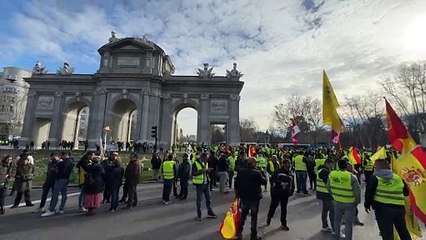 Los primeros manifestantes por el campo se concentran en la Puerta de Alcalá de Madrid