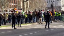 ARRANQUE / La protesta de agricultores en Madrid se encuentra de frente con Marlaska: imponente cordón policial a base de 'lecheras'