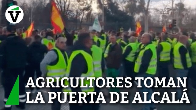 Agricultores toman la Puerta de Alcalá antes de ir al Ministerio de Agricultura