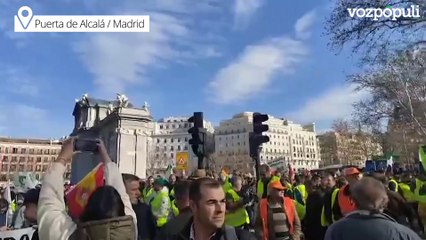 Los agricultores esperan a sus compañeros en las inmediaciones de la Puerta de Alcalá