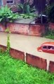 Moradores registram família sendo arrastada por chuva dentro de fusca em Simões Filho