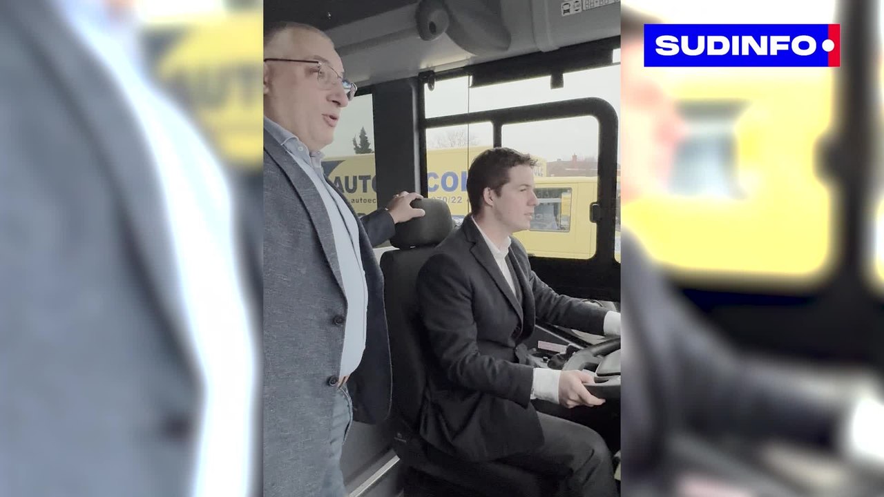 Le secrétaire d'état Thomas Dermine au volant d'un bus à l'auto-école Bara