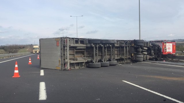 Karşı şeride geçip devrilen TIR'ın şoförü öldü