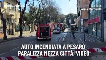 Auto incendiata a Pesaro paralizza mezza città, video