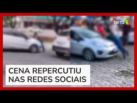 Mulher sobe em capô de carro após flagrar marido com suposta amante em Alagoas