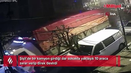 İstanbul’da kamyon 10 araca çarpıp direği devrildi
