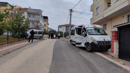 Okul servisi ile hafif ticari araç çarpıştı
