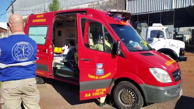 Coletor de recicláveis fica ferido ao cair do caminhão no Turisparque