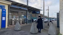 Bloqués dans une gare fermée, ils ont dû escalader la grille