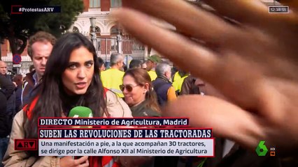 下载视频: Agricultores agreden a periodistas durante las protestas frente al Ministerio