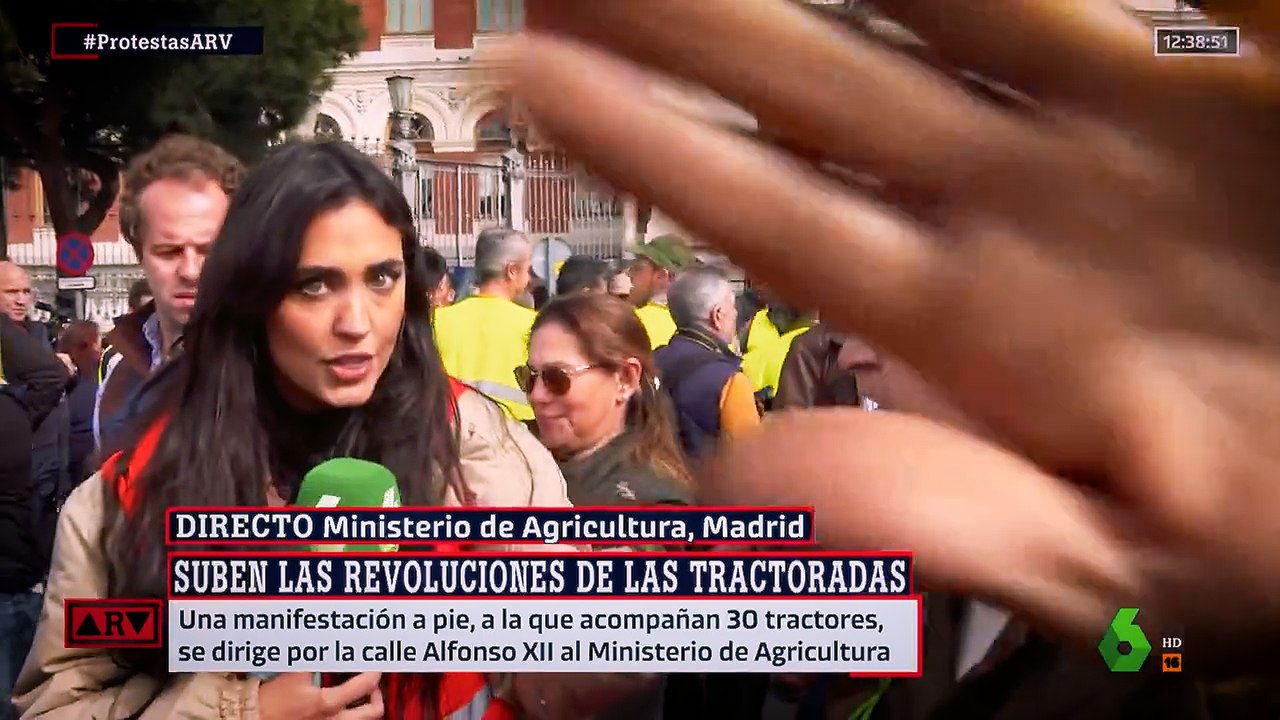 Agricultores agreden a periodistas durante las protestas frente al Ministerio