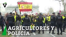 Agricultores explotan contra la Policía que les corta el paso en la Puerta de Alcalá