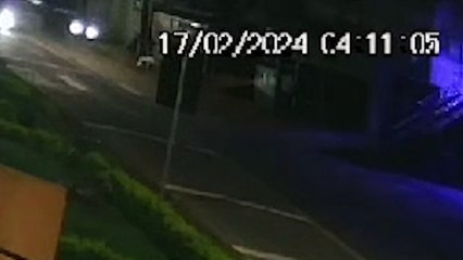 Câmera flagra atropelamento de casal na calçada na CIC