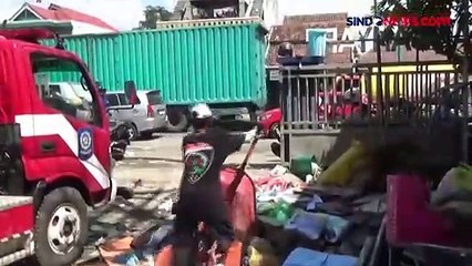 Ratusan Warga Bersihkan Sampah Dampak Banjir Jelang Pemilu Susulan di Demak