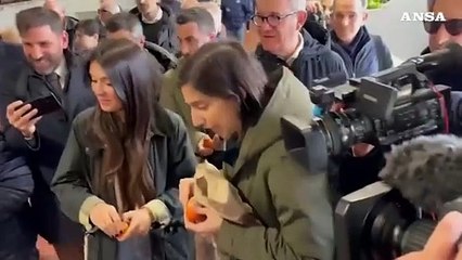 Elezioni Sardegna, Schlein contestata da una pensionata al mercato di Cagliari