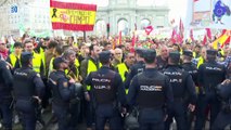 Miles de agricultores se manifiestan en Madrid y son frenados por decenas de antidisturbios
