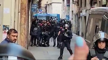 Sanitaris durant el desnonament al Raval