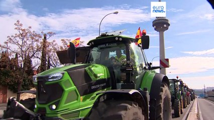 Tải video: Protesta degli agricoltori in Spagna: a Madrid 500 trattori e migliaia di persone in piazza