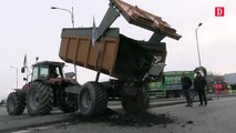 FRANCE – Des agriculteurs de Haute-Garonne bloquent actuellement l'accès au magasin Leclerc de Blagnac.