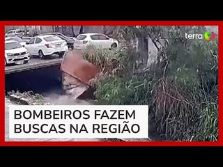 Idosa é levada por correnteza após muro de casa desabar em canal no RJ