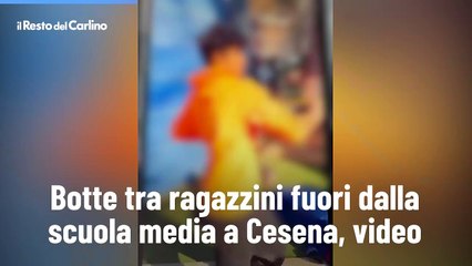 Botte tra ragazzini dalla scuola media a Cesena, video