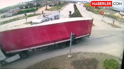 Amasya'da faciadan dönüldü, tankere çarpmaktan kurtulan tır yola devrildi