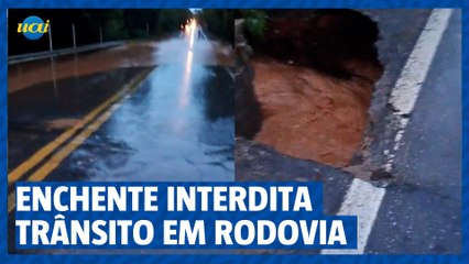 Enchente em rio interdita trânsito em rodovia