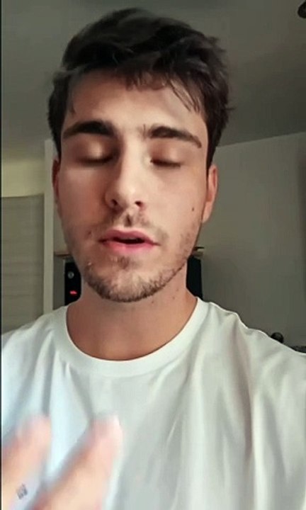 Julien, finaliste de la Star Ac, chante un extrait de son prochain single, composé par Tibz