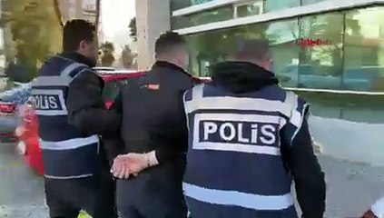 Polis memuru ile hastaneye getirdiği annesini 2 araç arasında sıkıştırıp, yaraladı; o anlar kamerada