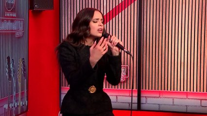 LIVE - Sofia Carson interprète "Can't Help Falling in Love" dans #LeDriveRTL2 (21/02/24)
