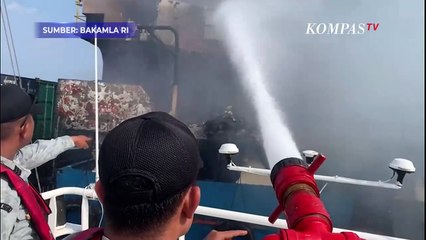 Momen Bakamla RI Evakuasi KM Alexindo 8 yang Terbakar di Batam