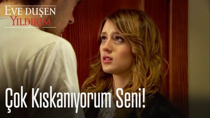 Çok kıskanıyorum seni! - Eve Düşen Yıldırım