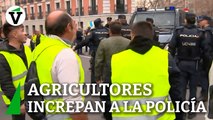 Agricultores increpan a la policía en la manifestación de Madrid