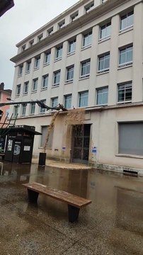 Des agriculteurs déversent du lisier sur la MSA à Pau.