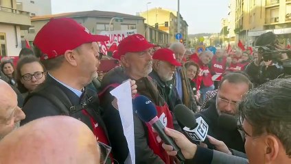 Firenze, le lacrime di un operaio: "No alle morti in fabbrica"