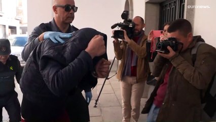 شاهد: اعتقال قس إسباني بتهمة الاتجار غير القانوني بمادة الفياغرا والمنشطات الجنسية