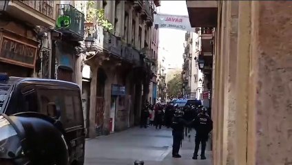 Un herido durante el desahucio de cuatro pisos en el Raval de Barcelona