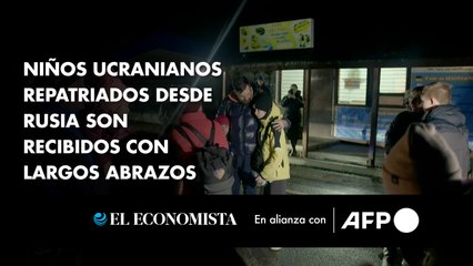 Niños ucranianos repatriados desde Rusia son recibidos con largos abrazos