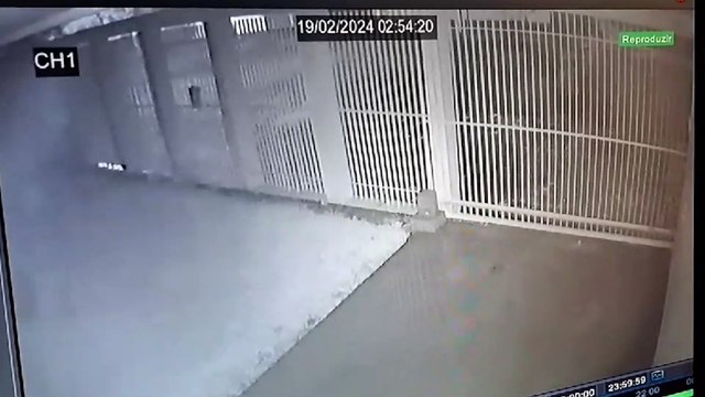 Durante viagem, família fica sem reação ao ver furto de criminosos na própria casa em Curitiba - parte 2