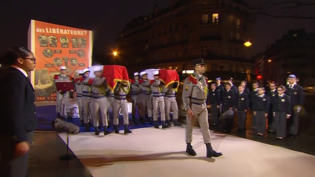 Les cercueils de Missak et Mélinée Manouchian amenés devant le Panthéon