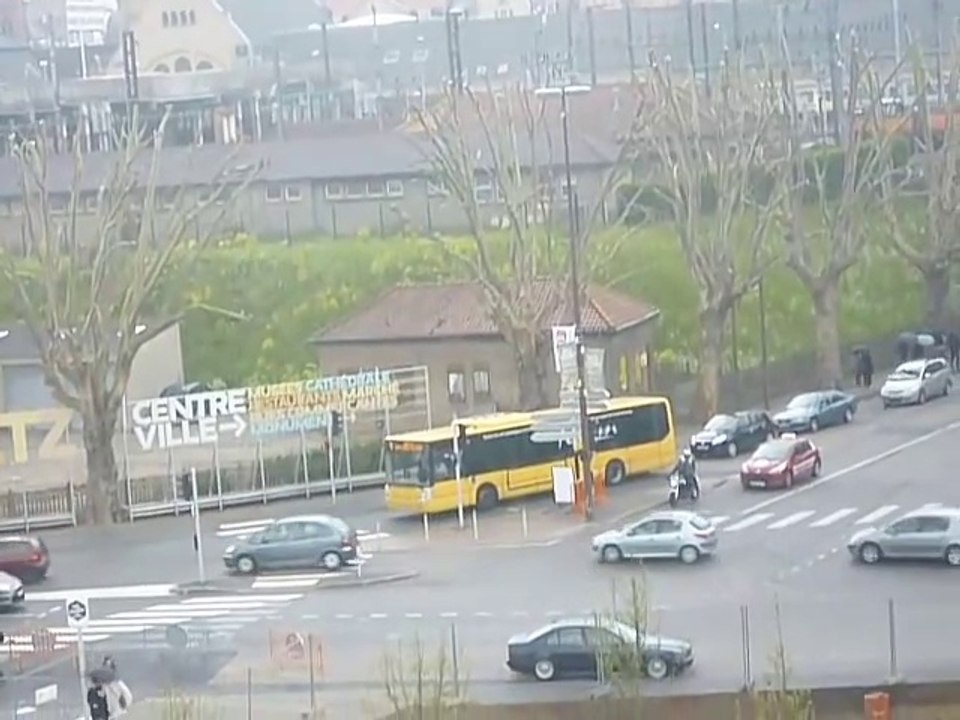 Passage de bus - Centre-Pompidou-Metz - 14 Mai 2010