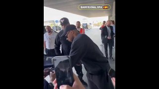 Mbappé en visite à Barcelone signe des autographes aux fans du barça