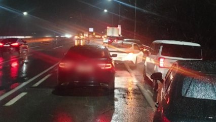 평택제천고속도로 노면 파여 차량 18대 타이어 파손 / YTN