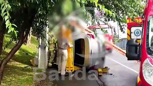 Motorista perde controle, atinge meio-fio e tomba carro em Curitiba: Poderia ser pior ; vídeo