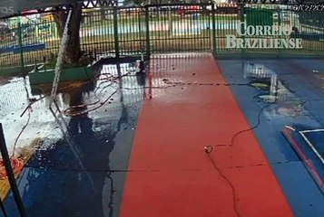 Mulher cai da escada, bate a cabeça e fica em estado gravíssimo