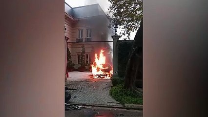 Impressionante: vídeo mostra bandido carbonizado em carro durante assalto a mansão